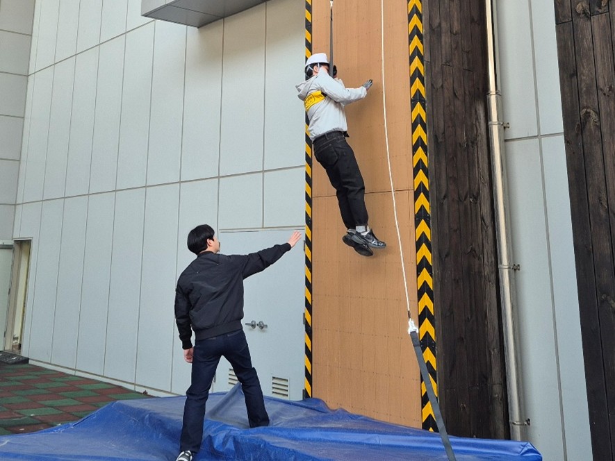 포스코와이드 직원들이 9m 높이의 완강기 탈출을 체험하고 있다